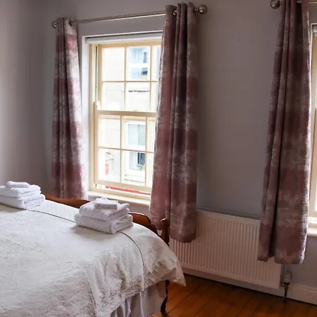 Ashe Street Apartment *